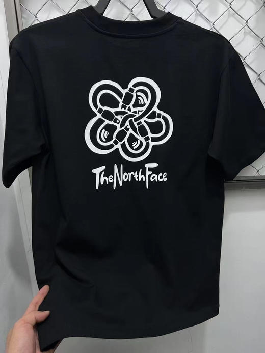 正品北面 TNF 25款夏季新款 T恤 男女同款户外休闲印花纯棉舒适短袖，沙丘白 黑色两个颜色  logo醒目时尚有格调 刚刚上市 
尺码：S M L XL XXL 商品图0