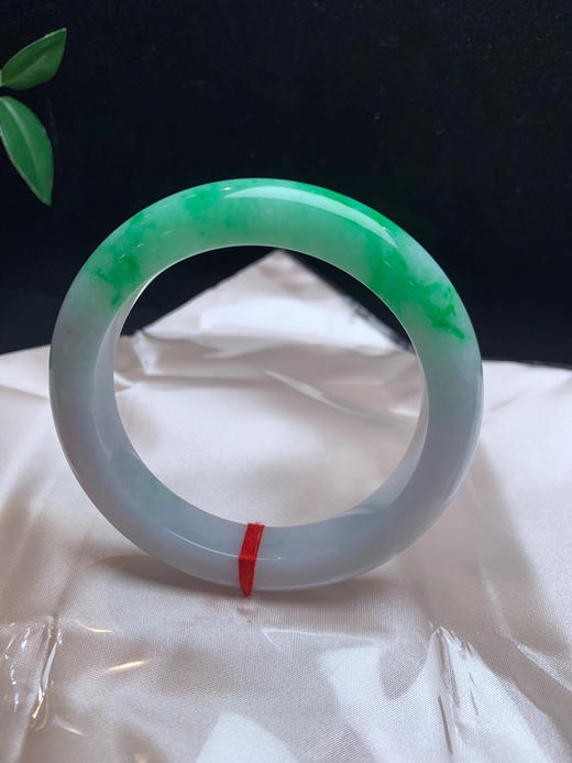 612535，57.5辣绿正圈手镯，清新白底色。一大截辣绿色 商品图1