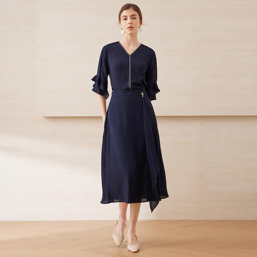 【深蓝色上衣】EITIE爱特爱精致通勤V领中袖衬衫2025夏季新款B2513608 商品图1