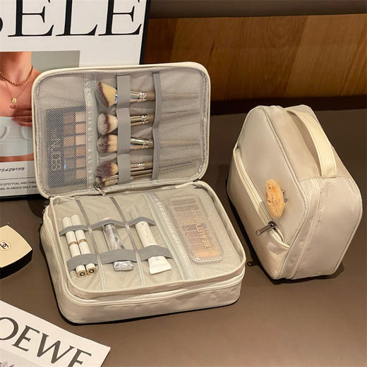 【多功能化妆收纳包】新款化妆包大容量多功能外出便携洗漱包高颜值防水化妆收纳包三层，便携手拎， 旅行出门全ok。ry 商品图3