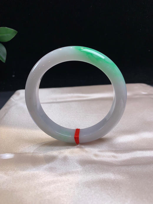 612533，56.5飘阳绿手镯，清新白底青，带一截阳绿色，干净清爽 商品图3