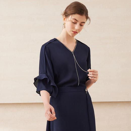 【深蓝色上衣】EITIE爱特爱精致通勤V领中袖衬衫2025夏季新款B2513608 商品图3