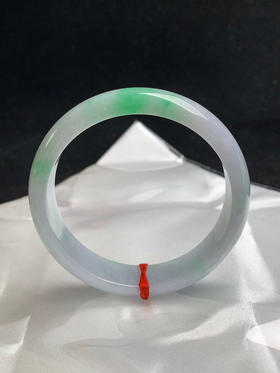 612541，58.6圈口，飘绿正圈平安镯，宽版，有淡紫色，底子细腻有水