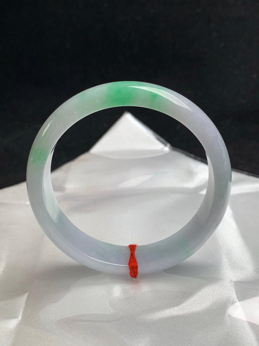 612541，58.6圈口，飘绿正圈平安镯，宽版，有淡紫色，底子细腻有水 商品图0