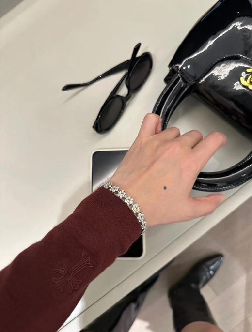 钻花！人间富贵！HATTON LABS 黄钻雏菊网球手链！

韩国订单，直接出口韩国的订单。做工要求非常严格。

官方价格36800 元

分为大号18cm，小号16.5cm 商品图5