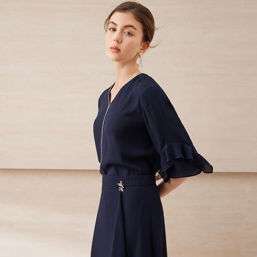 【深蓝色上衣】EITIE爱特爱精致通勤V领中袖衬衫2025夏季新款B2513608 商品图2