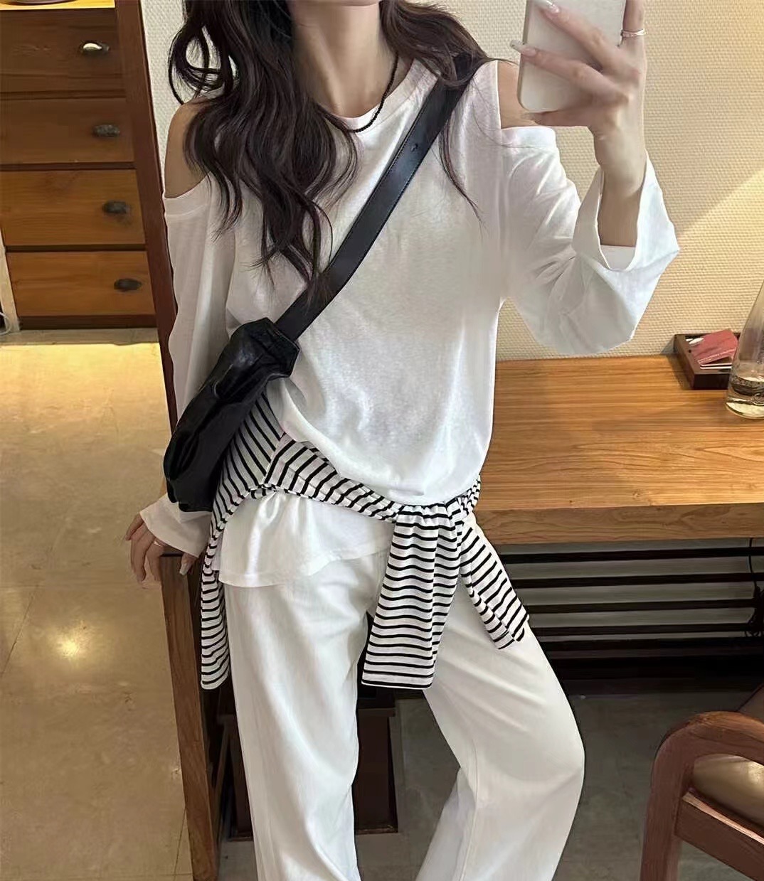 老米优品🎈3-5天。简约慵懒范儿~《小露肩设计防晒tee》薄软亲肤，自带空气感~ T250327B  下架