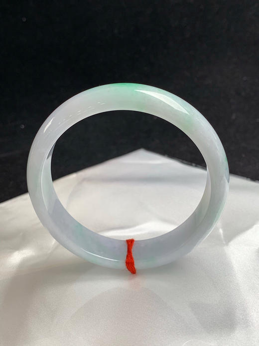 612541，58.6圈口，飘绿正圈平安镯，宽版，有淡紫色，底子细腻有水 商品图3