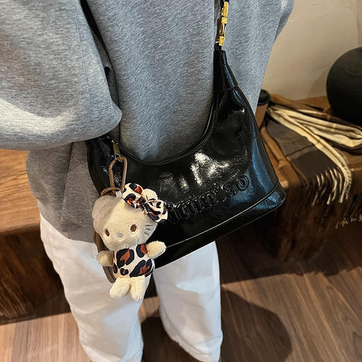 【品质包包 | BFAG.Profit 女士包包合集】装饰精致配色百搭不沉闷， 皮面手感细腻耐磨质感满满，握感舒适，即使长时间手提也不会感到勒手，款式多多从甜美可爱风到优雅气质范，总有一款能击中你的心 商品图14