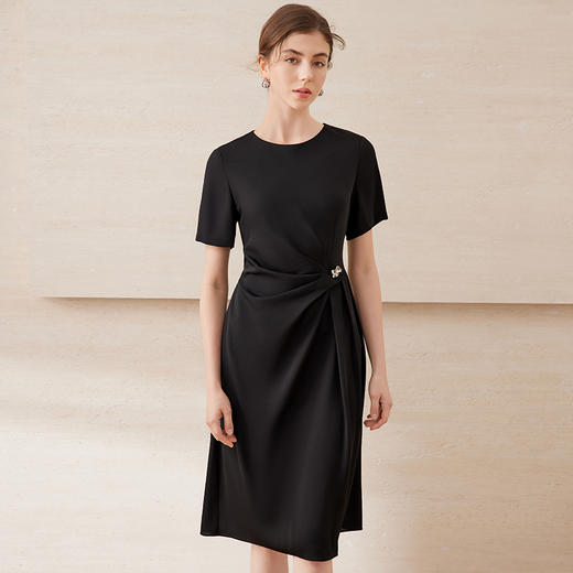 EITIE爱特爱气质圆领不对称压褶收腰A字显瘦连衣裙2025夏季新款B2507678 商品图8