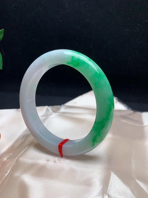 612535，57.5辣绿正圈手镯，清新白底色。一大截辣绿色 商品图3