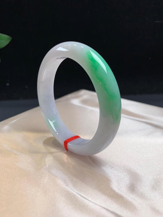 612533，56.5飘阳绿手镯，清新白底青，带一截阳绿色，干净清爽 商品图2