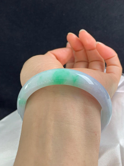 612541，58.6圈口，飘绿正圈平安镯，宽版，有淡紫色，底子细腻有水 商品图4