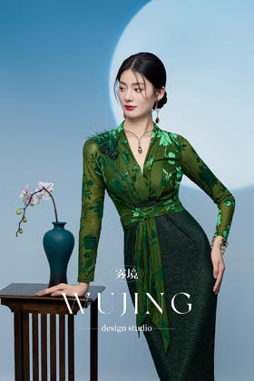 3205118 浮岚暖翠 进口高弹烧花植绒料连衣裙 雾境