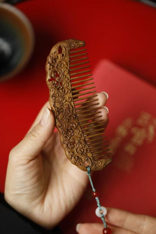 西番莲纹°金丝楠木梳 商品图0