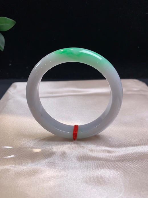 612533，56.5飘阳绿手镯，清新白底青，带一截阳绿色，干净清爽 商品图1