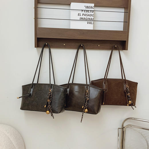 【品质包包 | BFAG.Profit 女士包包合集】装饰精致配色百搭不沉闷， 皮面手感细腻耐磨质感满满，握感舒适，即使长时间手提也不会感到勒手，款式多多从甜美可爱风到优雅气质范，总有一款能击中你的心 商品图5