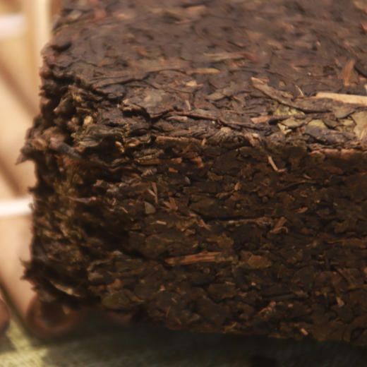 黔金砖 贵砖春暖花开 湄潭黑毛茶 规格650g  内外金花普茂 轻压茯砖生产工艺 茶体蓬松易散 汤色红浓透亮 商品图5