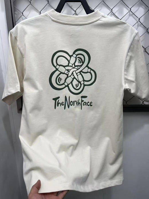 正品北面 TNF 25款夏季新款 T恤 男女同款户外休闲印花纯棉舒适短袖，沙丘白 黑色两个颜色  logo醒目时尚有格调 刚刚上市 
尺码：S M L XL XXL 商品图1