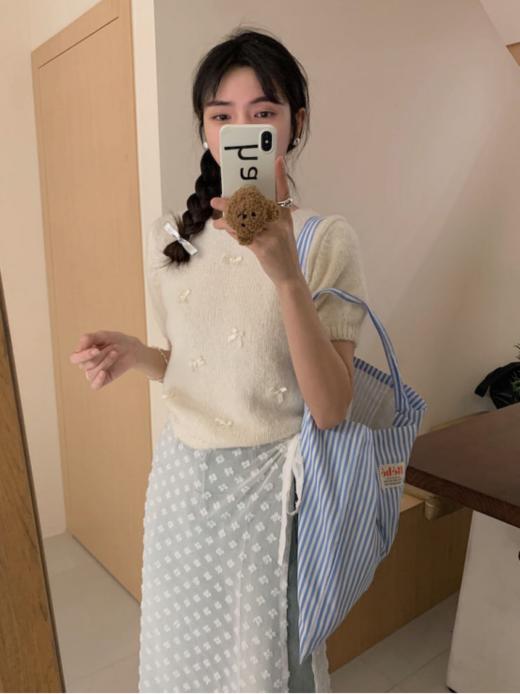 🌸【岚可可软糯小蝴蝶结短袖】它！来！！啦！！！🌈谁能拒绝软糯糯的针织短袖呢！🥰！！搭配小白裙的组合两件套，🌟上身自带温柔风滤镜 商品图0