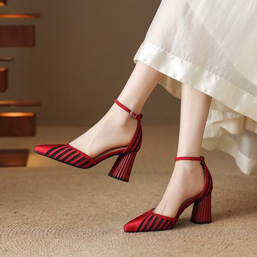 【预售5天】法式温柔包头凉鞋女新款一字扣配裙子粗跟高跟后空仙女鞋MT&6428 商品图2