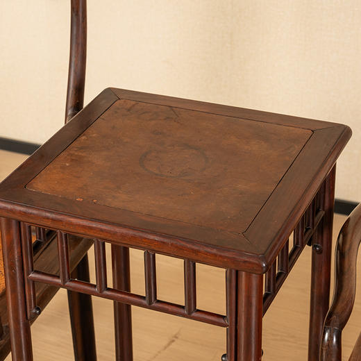 清中期 红三攒靠背南官帽椅成堂（四椅两几） 商品图2