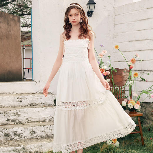 两三事缱绻白梨2025夏季新款度假风镂空勾花拼接白色吊带裙连衣裙 商品图1