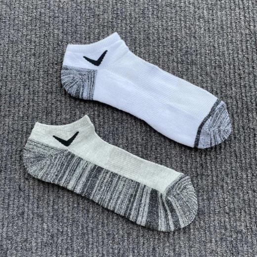 正品卡拉威低帮高尔夫球袜，毛巾底。
均码 39-45， 只有白色。
特价 59 五双包邮 商品图1