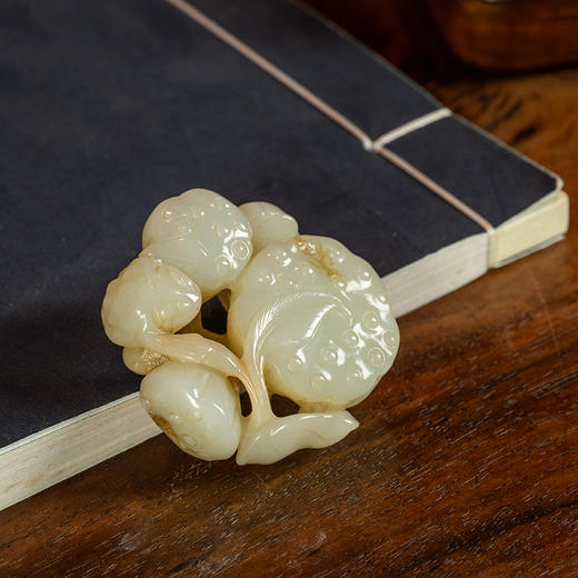 清 白玉雕莲子把件 商品图1