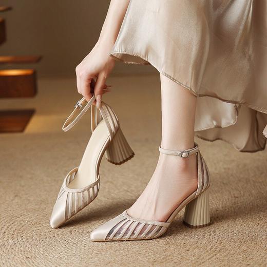 【预售5天】法式温柔包头凉鞋女新款一字扣配裙子粗跟高跟后空仙女鞋MT&6428 商品图3