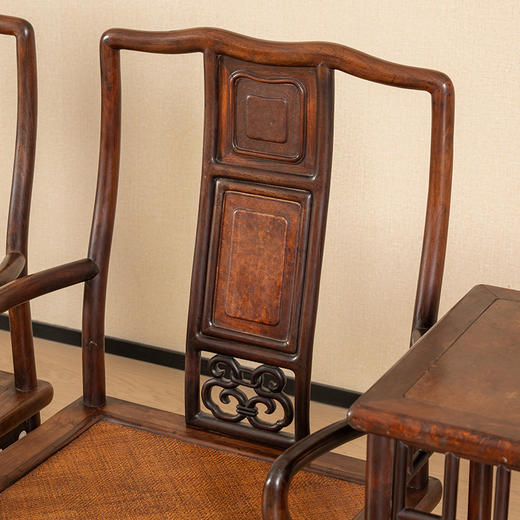 清中期 红三攒靠背南官帽椅成堂（四椅两几） 商品图1