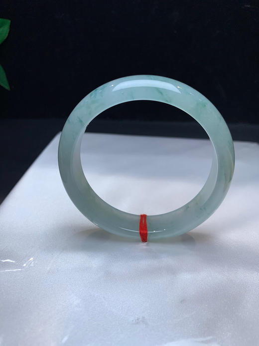 612546，55.8 冰飘花手镯，冰冰润润的，条形好，满圈飘一些细碎淡雅的蓝花 商品图2