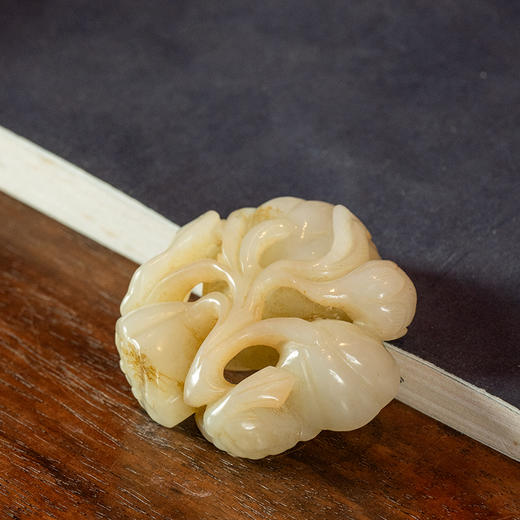 清 白玉雕莲子把件 商品图4