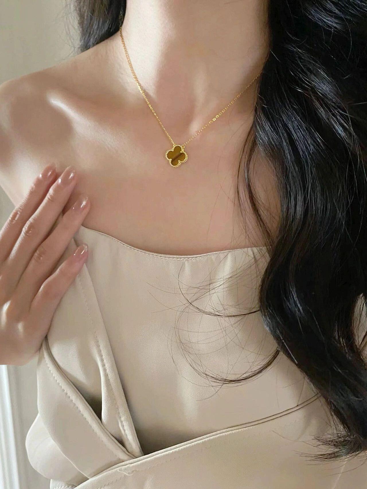 富婆首选 高级感拉满！梵克雅宝VCA 招财虎眼石系列 每一片纹路都是独一无二 光泽感十足 不同角度折射不同的美感 贵气又奢华 富贵迷人眼~