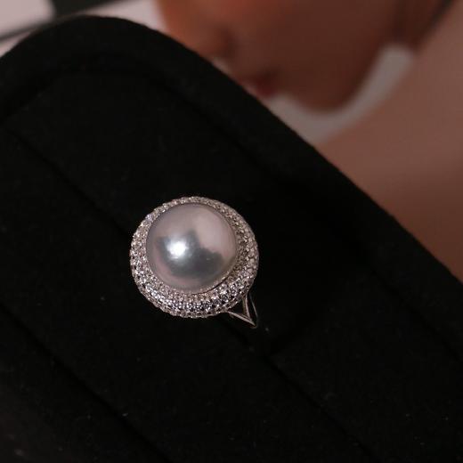 一只澳白青冷白光戒指。简约小清新 10mm，925银配件，近圆面无暇微生长纹，侧面微瑕，镜面珠光 商品图1