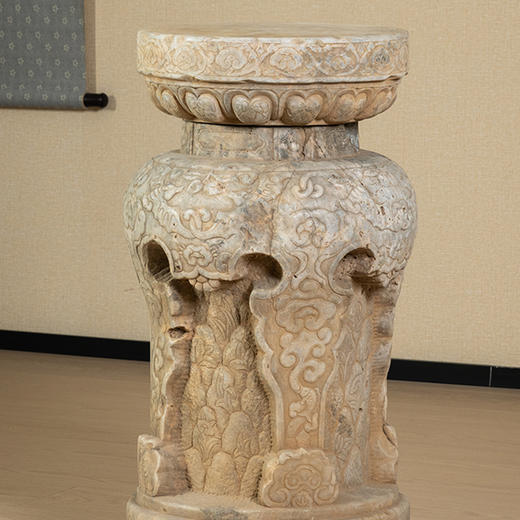 清中期 汉白玉雕蝠云纹三弯腿带托泥香几 商品图4