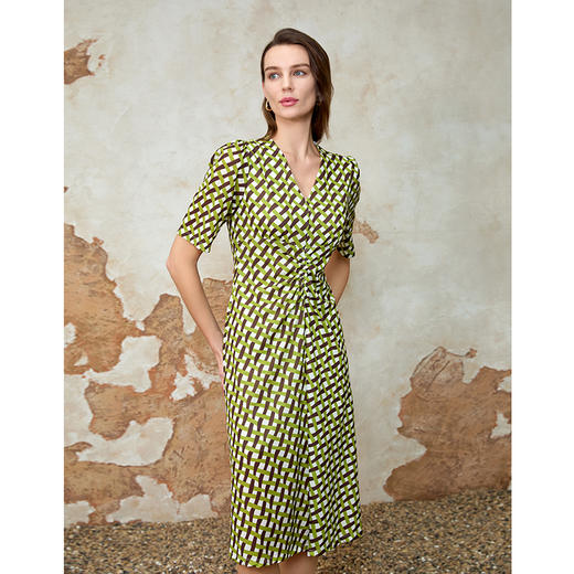 EITIE爱特爱时尚压褶高腰a字显瘦撞色印花V领连衣裙夏季新款8207943 商品图2