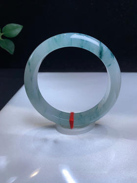 612545，55.7冰飘花手镯，整体均匀干净，整圈带特色飘花