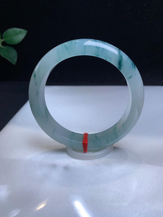 612545，55.7冰飘花手镯，整体均匀干净，整圈带特色飘花 商品图0