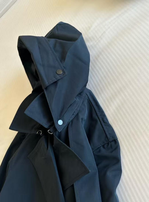 原单正品艾高长款女士风衣，防水面料，日常下点小雨啥的都没问题哈！ 帽子可拆卸的，日常穿，休闲穿，商务也可以，版型超级好看的~
尺码 S M L 商品图6