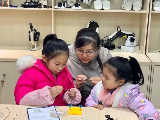 “2024届自贸港小外交官天团”4月份活动之小小科学家——  动手实验 感受电流与磁场（活动保险费） 商品图1