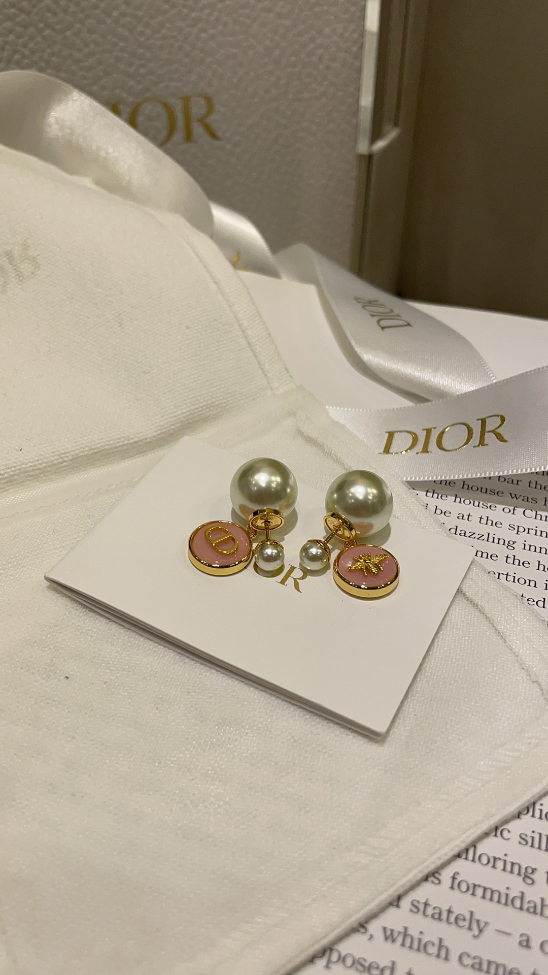 购入yb开发定制 DIOR新款Tribales粉色树脂圆形吊坠珍珠双球耳环 蜜蜂🐝➕CD字母金色浮雕细节很精致 少女心贵气感并存✨实物巨可爱‼️