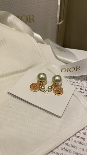 购入yb开发定制 DIOR新款Tribales粉色树脂圆形吊坠珍珠双球耳环 蜜蜂🐝➕CD字母金色浮雕细节很精致 少女心贵气感并存✨实物巨可爱‼️