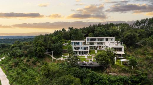 【绵阳-543号院】8房湖畔圣托里尼风度假民宿，日赏湖光夜揽星河森林餐厅·270°观景露台｜咖啡茶室｜拍照打卡｜k歌投影机麻｜轰趴聚会 yfhy 商品图0