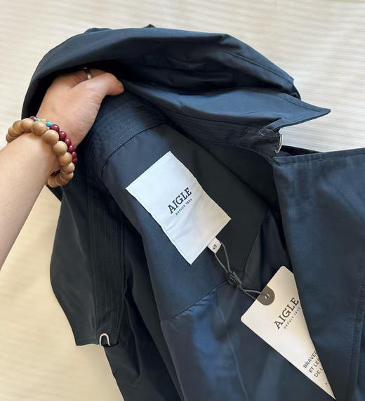 原单正品艾高长款女士风衣，防水面料，日常下点小雨啥的都没问题哈！ 帽子可拆卸的，日常穿，休闲穿，商务也可以，版型超级好看的~
尺码 S M L 商品图7