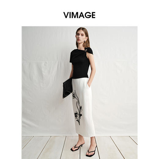 VIMAGE纬漫纪度假风黑色斜肩设计感修身显瘦短袖T恤2025夏季新款V2302904 商品图2