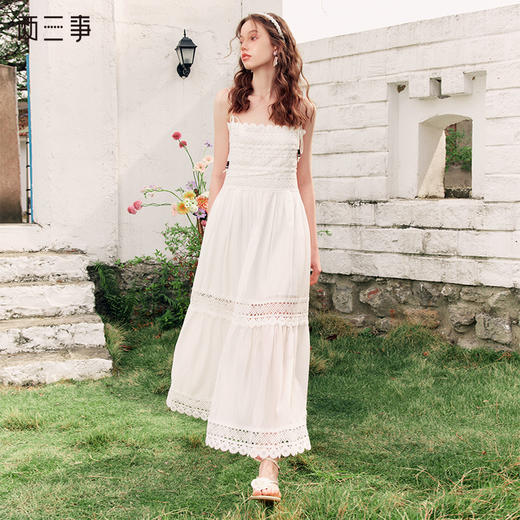 两三事缱绻白梨2025夏季新款度假风镂空勾花拼接白色吊带裙连衣裙 商品图0