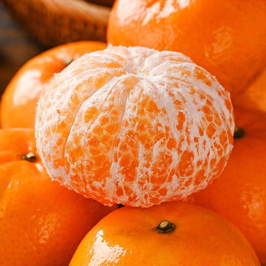 云南沃柑，几乎纯甜无酸，普通沃柑甜度 12 - 15°，云南沃柑可达 16 - 20°，咬下后汁水狂飙，清甜果汁在口腔四溢，沃柑热量低，能增加饱腹感，富含维生素 C、类胡萝卜素、膳食纤维等多种营养物质 商品图6