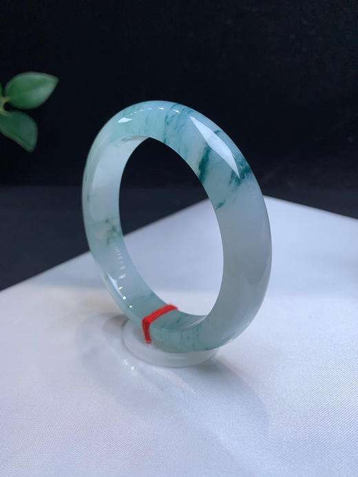 612545，55.7冰飘花手镯，整体均匀干净，整圈带特色飘花 商品图1