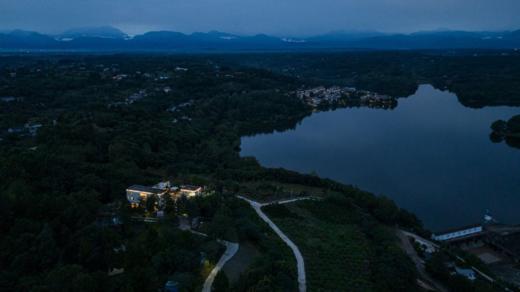 【绵阳-543号院】8房湖畔圣托里尼风度假民宿，日赏湖光夜揽星河森林餐厅·270°观景露台｜咖啡茶室｜拍照打卡｜k歌投影机麻｜轰趴聚会 yfhy 商品图1